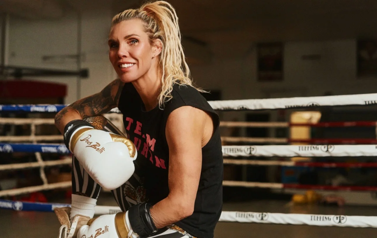 Mikaela Laurén med boxningshandskar i en boxningsring
