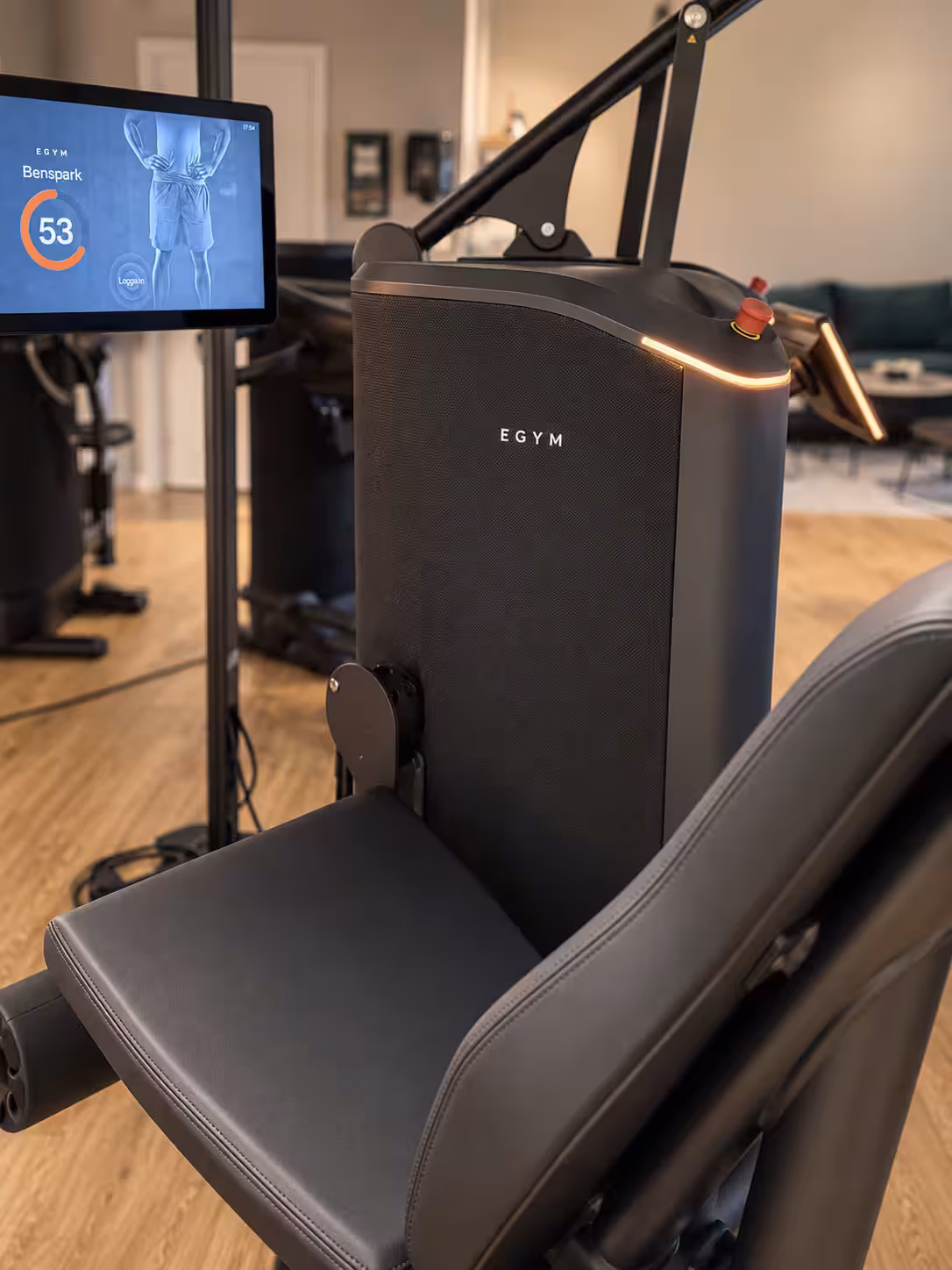 EGYM-maskinens mörka klädsel och varma ljuslist