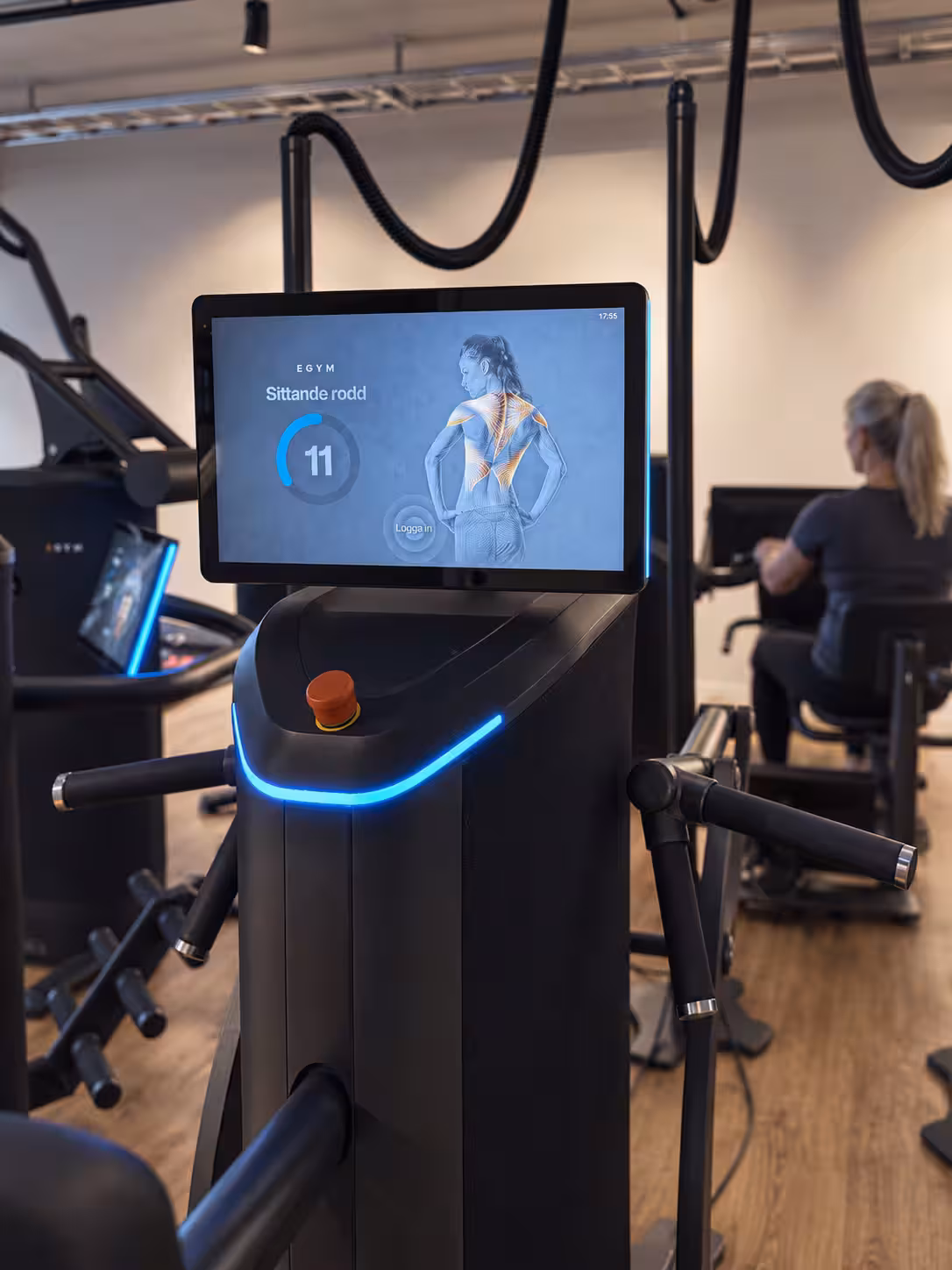 Skärmen för sittande rodd och blå ljuslist i EGYM Nynäshamn