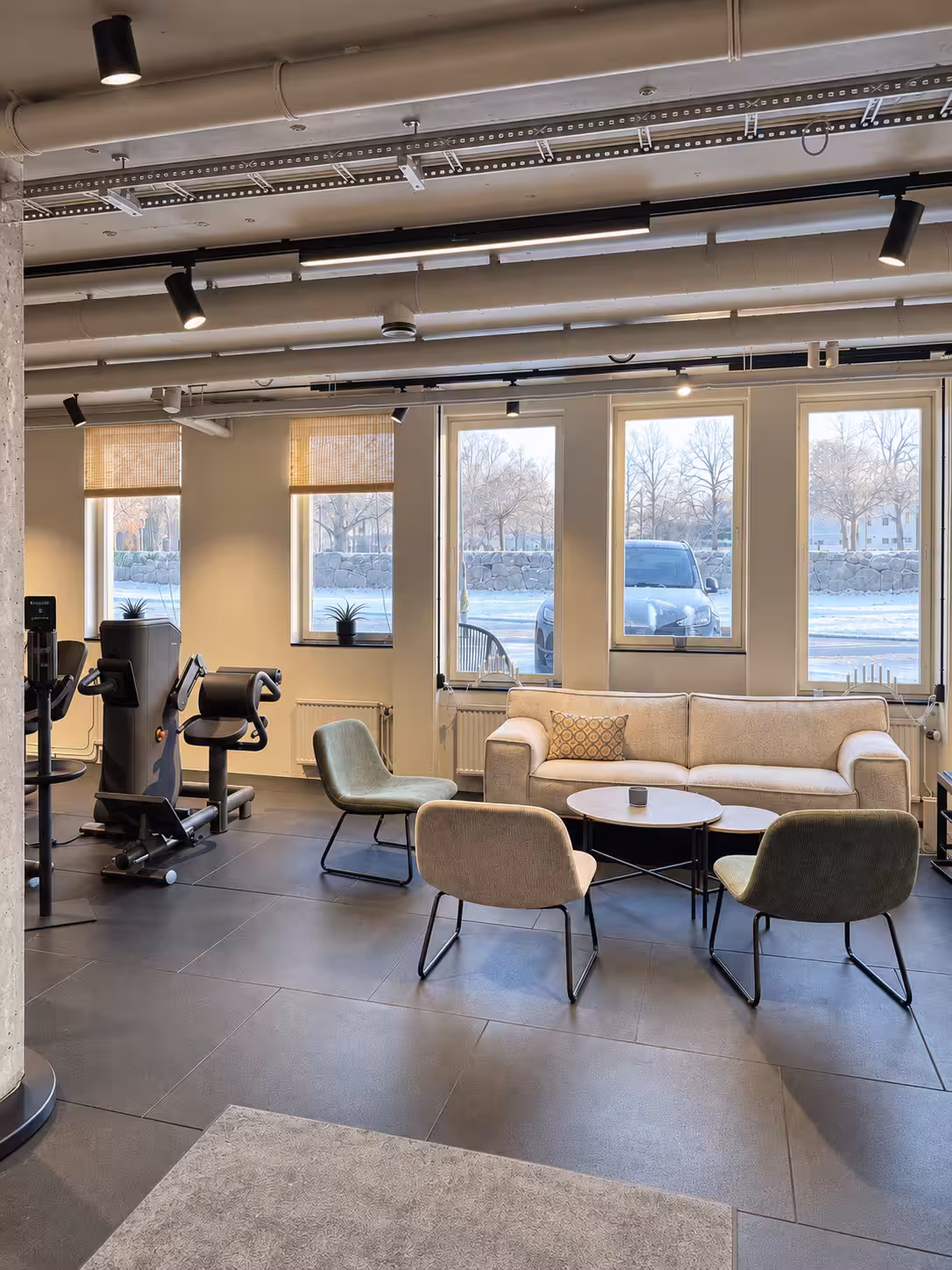 Soffa och sittplatser vid fönstren i EGYM-studion i Västerhaninge